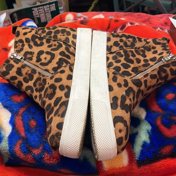 TIME and TRU Women’s Booties - Picture 3 of 6